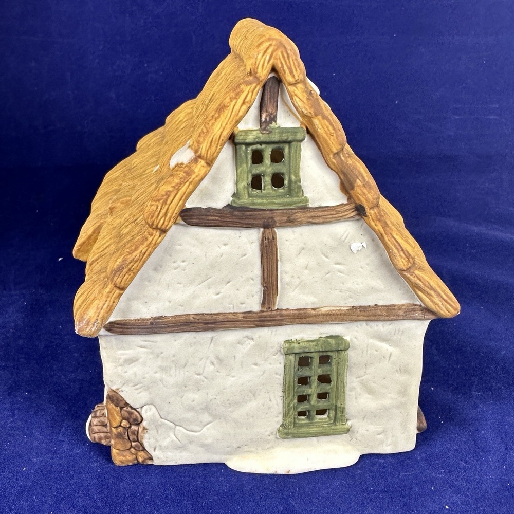 Dept 56 "Bob Cratchit And Tiny Tim Cottage "  A Christmas Carol Retired 1986 - Picture 7 of 8